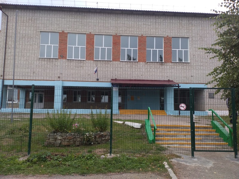 Парадный вход школы села Ивановка